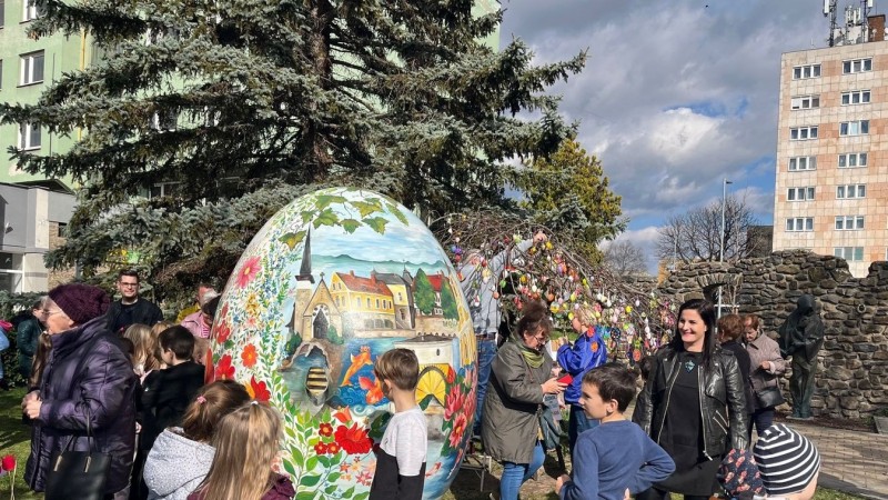 Varjas Judit az idei húsvétra a tavalyinál is nagyobb tojást festett Fotó: Tóth B. Zsuzsa