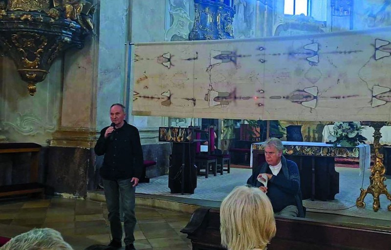 Horváth Tibor római katolikus teológus (balra) és Tamási József atya Sümegen, a plébániatemplomban. A téma a torinói lepel volt Forrás: szervezők