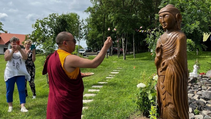 Két buddha szobor őrzi mostantól a Tapolca-diszeli jurtát. Az alkotásokat Jigmet láma áldotta meg  Fotó: Tóth B. Zsuzsa