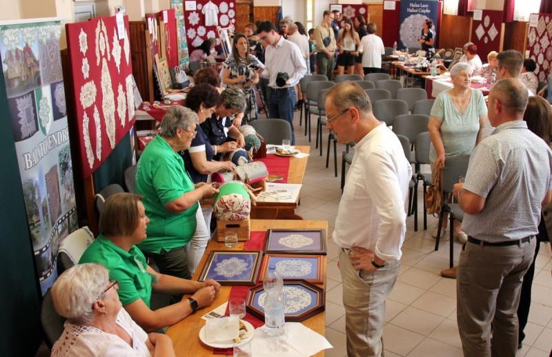 Nemeshany nem véletlenül híres a csipkéjéről, erről a szombaton Navracsics Tibor közigazgatási és területfejlesztési miniszter is meggyőződhetett Fotó: Szijártó János/Napló