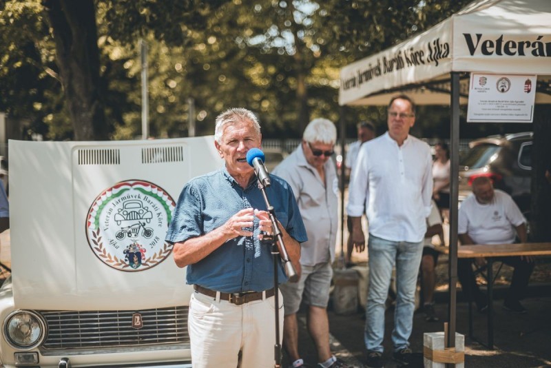 Schwartz Béla polgármester örömét fejezte ki, hogy ötödik éve megszervezik a szép régi autók bemutatóját, ami hagyományt hozott létre, s ahol barátságok szövődnek. Köszönetet mondott Navracsics Tibornak, hogy felkarolta a kezdeményezést és el is látogatott a rendezvényre.  A polgármester azt kívánta a résztvevőknek, hogy érezzék jól magukat.   Fotó: Gyarmati Laszlo