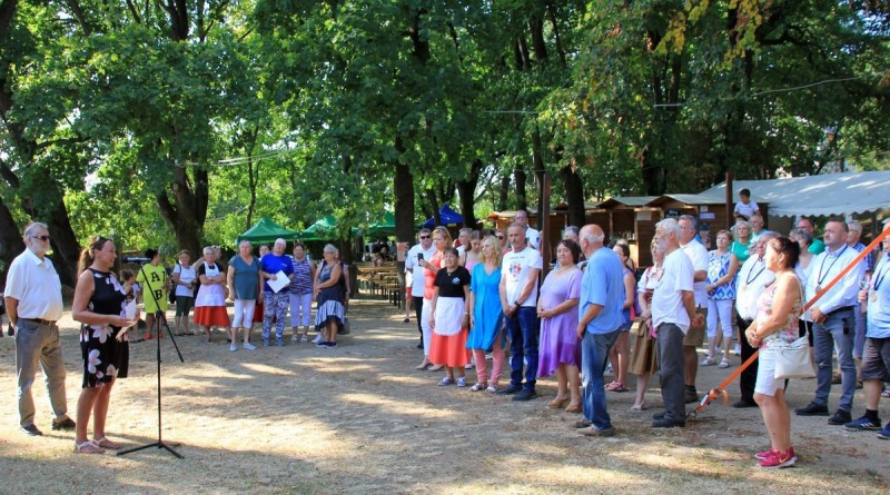 A szervezők nevében Oszkai Réka, a Kisfaludy Sándor Művelődési Központ igazgatója köszöntötte a résztvevőket a palotakertben, majd a Civil piknik támogatójaként a sümegi önkormányzat nevében Végh László polgármester szólalt meg Fotó: Szijártó János / Napló