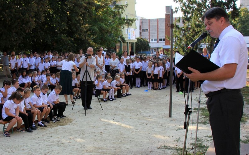 Bajner Imre, a Tapolcai Bárdos Lajos Általános Iskola igazgatója a másodfokú hőségriadó kapcsán a folyadékpótlás fontosságára is felhívta a gyerekek figyelmét a hétfői tanévnyitón Fotó: Szijártó János / Napló