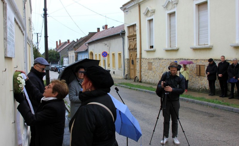 A leszármazottak képviseletében Vidosa Károlyné és Kozári Józsefné helyezett el koszorút Tapolcán, a Csányi László utcai emléktáblánál a holokauszt nyolcvanadik évfordulóján Fotó: Szijártó János / Napló