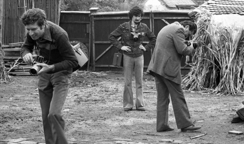Benkő Imre (bal oldalon) egy 1977-ben készült fotón, fotográfustársaival együtt, munka közben. Fotó: Fortepan/Urbán Tamás