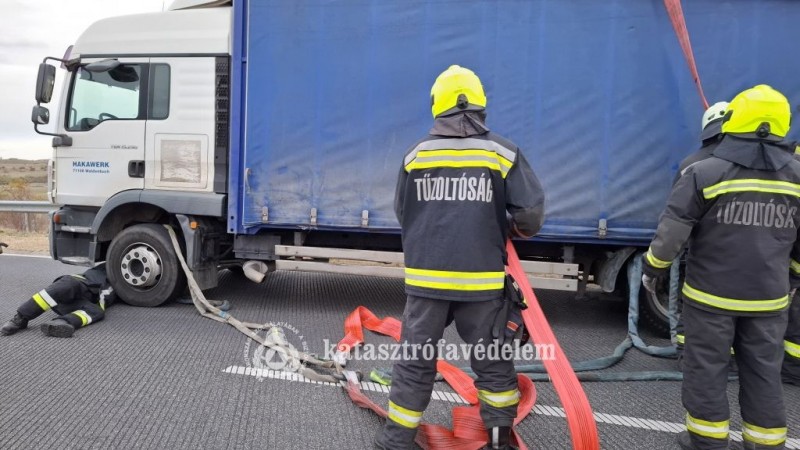 Helyszíni fotó a lélegzetelállító akcióról: daruval emelték ki az ajkai kamionbalesetnél bajba jutott teherautót Forrás: Veszprém Vármegyei Katasztrófavédelmi Igazgatóság