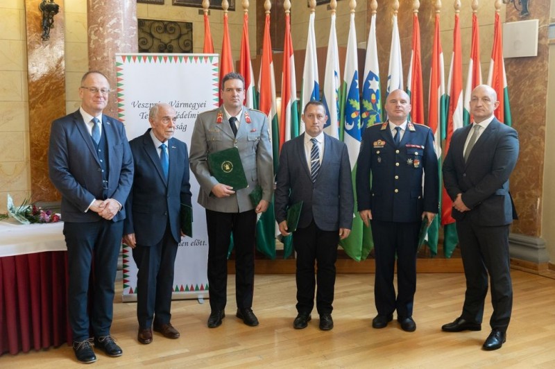 Ünnepi pillanatok a Megyeházán – képek a „Veszprém Vármegye Védelméért” emlékplakett átadásáról  Fotók: Fülöp Ildikó/Napló