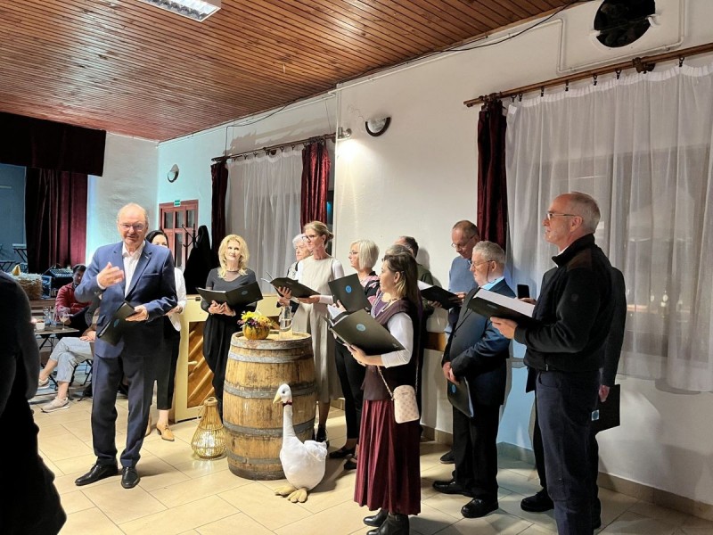 A hagyományőrző Márton-napi esten zenével, borral és közös énekkel telt meg a faluház Fotó: Seres Elizabeth / Napló