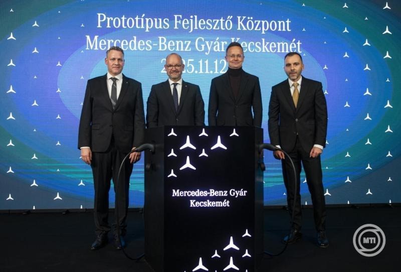 Jens Bühler, a Mercedes-Benz kecskeméti gyárának igazgatója, Jörg Burzer, a Mercedes-Benz Group AG termelésért és ellátási láncért felelős igazgatósági tagja, Szijjártó Péter külgazdasági és külügyminiszter és Joó István kormánybiztos, a HIPA Nemzeti Befektetési ügynökség vezérigazgatója (b-j) a Mercedes-Benz beruházásának bejelentésén Kecskeméten 2025.november 12-én. A német autógyártó 21,6 milliárd forint értékű beruházásával létrehozza az első magyarországi kutatás-fejlesztési központját. A beruházáshoz a kormány 4,3 milliárd forint támogatást nyújt. MTI/Bús Csaba