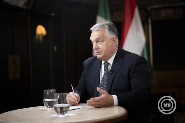 A Miniszterelnöki Kommunikációs Főosztály által közreadott képen Orbán Viktor miniszterelnök vatikáni látogatása során interjút ad az M1 aktuális csatornának 2025. október 27-én. MTI/Miniszterelnöki Kommunikációs Főosztály/Fischer Zoltán
