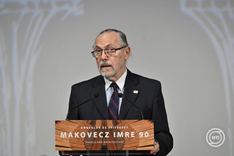 Szegő György, a múzeum művészeti igazgatója beszédet mond az Angyalok és építészek - Makovecz Imre 90 című kiállítás megnyitóján a Műcsarnokban 2025. november 20-án. A tárlat november 21. és 2026. február 1-je között látogatható. MTI/Hegedüs Róbert