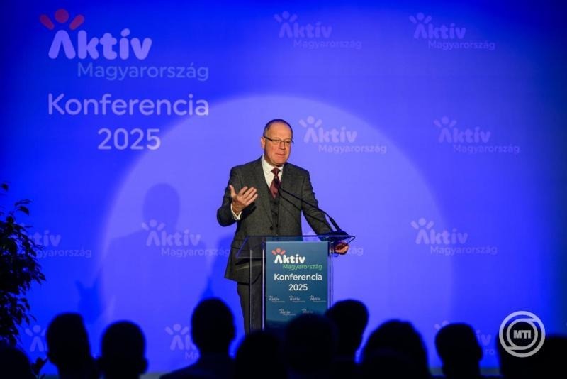 Az erős Magyarország csak erős közösségekre épülhet, legyen szó önkormányzatról vagy civil mozgalomról - mondta a közigazgatási és területfejlesztési miniszter kedden Siófokon, az Aktív Magyarország konferencián.