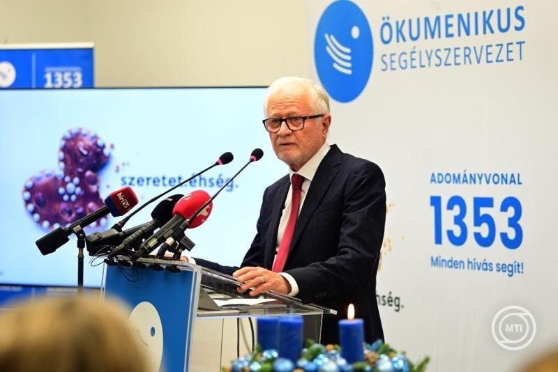 Lehel László, az Ökumenikus Segélyszervezet elnök-igazgatója beszédet mond a segélyszervezet adventi országos adománygyűjtő akcióját népszerűsítő sajtótájékoztatón a szervezet budapesti országos koordinációs központjában 2025. november 30-án. MTI/Kovács Attila