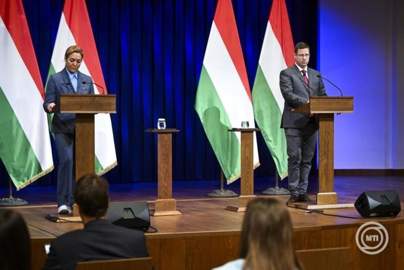 Gulyás Gergely, a Miniszterelnökséget vezető miniszter (j) és Vitályos Eszter kormányszóvivő a Kormányinfó sajtótájékoztatón a Karmelita kolostorban 2025. december 10-én. MTI/Balogh Zoltán