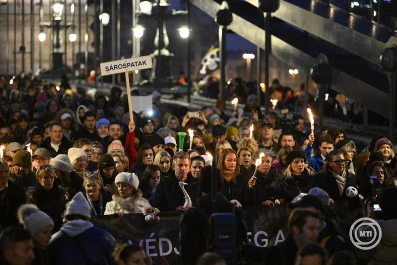Magyar Péter, a Tisza Párt elnöke (elöl, k), mellette Forsthoffer Ágnes, a párt alelnöke (j) és Rost Andrea operaénekes, Jász-Nagykun-Szolnok vármegye 1-es választókerületében a párt országgyűlési képviselőjelöltje (b) a Tisza Párt által szervezett gyermekvédelmi tüntetésen a Lánchídon 2025. december 13-án. MTI/Hegedüs Róbert