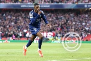 Ousmane Dembélé, a Paris Saint-Germain játékosa, miután berúgta a találkozó első gólját a labdarúgó Bajnokok Ligája elődöntőjének első, Arsenal-Paris Saint-Germain mérkőzésén a londoni Emirates Stadionban 2025. április 29-én. MTI/EPA/Neil Hall