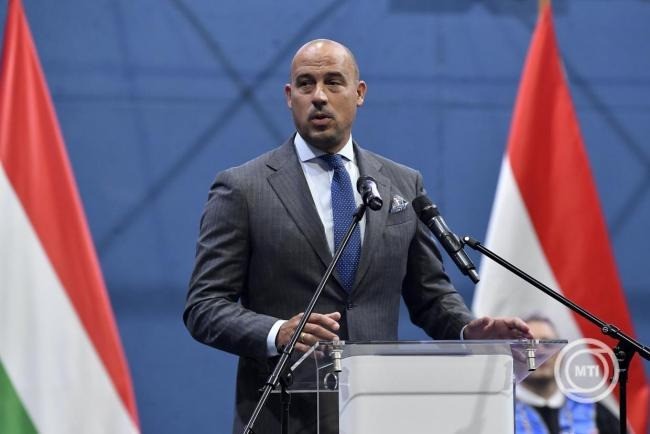 Schmidt Ádám, a Honvédelmi Minisztérium sportért felelős államtitkára beszédet mond a nemzeti felsőoktatási tanévnyitó ünnepségen a 100. évfordulóját ünneplő Magyar Testnevelési és Sporttudományi Egyetemen 2025. szeptember 8-án. MTI/Soós Lajos