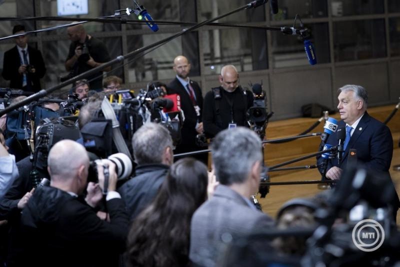 A Miniszterelnöki Kommunikációs Főosztály által közreadott képen Orbán Viktor miniszterelnök (k) nyilatkozik a sajtó képviselőinek, amint megérkezik az Európai Unió és a nyugat-balkáni országok csúcstalálkozójára Brüsszelben 2025. december 17-én, az EU csúcstalálkozójának előestéjén. Jobbról Máté János, a Miniszterelnöki Programirodát vezető államtitkár. MTI/Miniszterelnöki Kommunikációs Főosztály/Fischer Zoltán