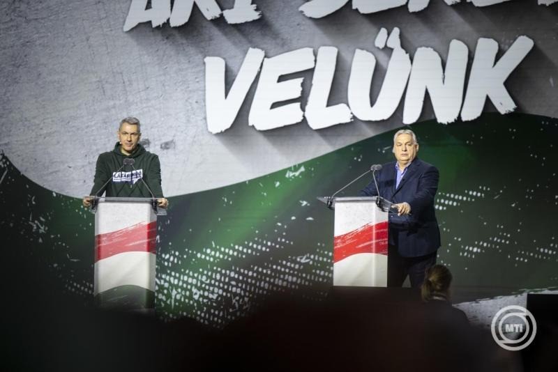 A Miniszterelnöki Kommunikációs Főosztály által közreadott képen Orbán Viktor miniszterelnök (j) beszédet mond a Digitális Polgári Körök által szervezett háborúellenes gyűlésen Szegeden 2025. december 20-án. Mellette Lázár János építési és közlekedési miniszter. MTI/Miniszterelnöki Kommunikációs Főosztály/Fischer Zoltán