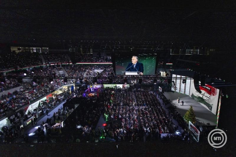 A Miniszterelnöki Kommunikációs Főosztály által közreadott képen Orbán Viktor miniszterelnök (a színpadon, j) beszédet mond a Digitális Polgári Körök által szervezett háborúellenes gyűlésen Szegeden 2025. december 20-án. MTI/Miniszterelnöki Kommunikációs Főosztály/Fischer Zoltán