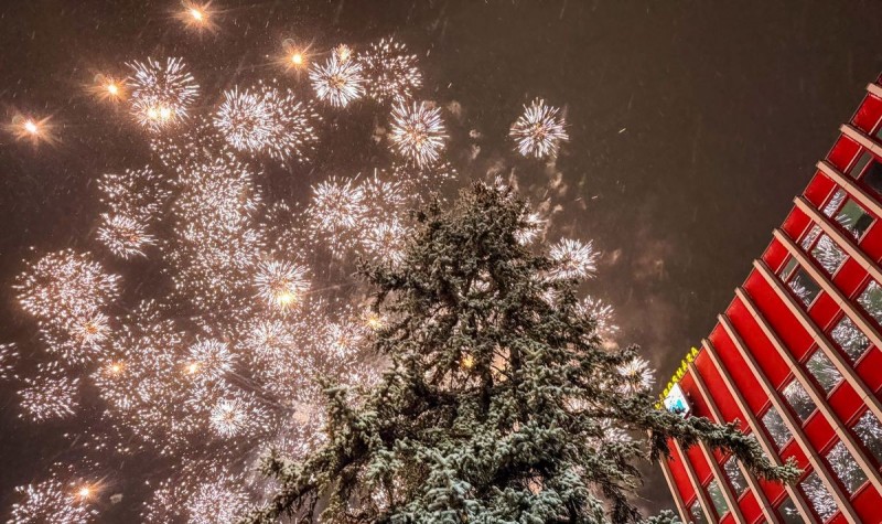 A szilveszterezők közül néhányan tűzijátékot is vittek  Fotó: Gyarmati László