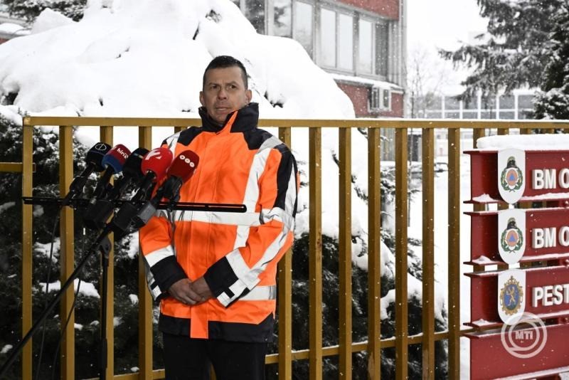 Mikesz Csaba, a Magyar Közút Nonprofit Zrt. műszaki vezérigazgató-helyettese a rendkívüli téli időjárás miatt felállított operatív törzs délutáni sajtótájékoztatóján az Országos Katasztrófavédelmi Főigazgatóság (OKF) Mogyoródi úti épületénél 2026. január 9-én. MTI/Lakatos Péter