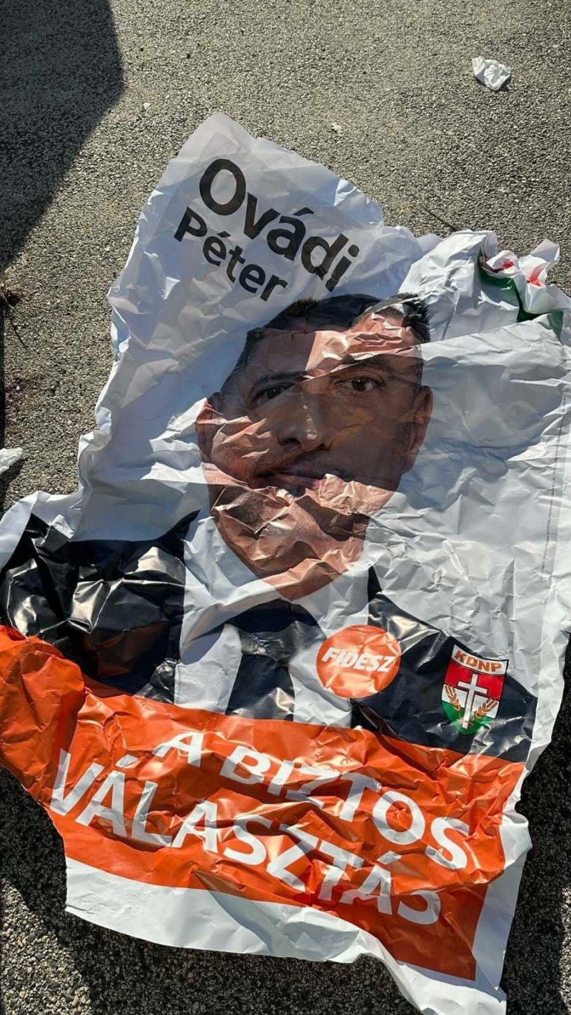 Ovádi Péter és Navracsics Tibor egyaránt hangsúlyozta, hogy a plakátrongálás elfogadhatatlan Fotó: Ovádi Péter/Facebook