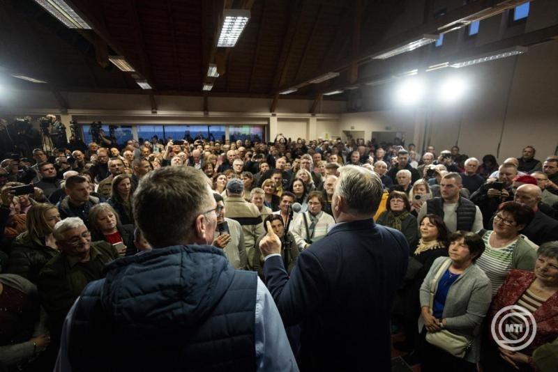 A Miniszterelnöki Kommunikációs Főosztály által közreadott képen Orbán Viktor miniszterelnök, a Fidesz elnöke (j2) beszédet mond országjárásának pétervásárai állomásán 2026. március 3-án. A kormányfő mellett jobbról Horváth László, Gyöngyös és térsége fideszes országgyűlési képviselője, képviselőjelölt, a kábítószer-kereskedelem felszámolásáért felelős kormánybiztos. MTI/Miniszterelnöki Kommunikációs Főosztály/Fischer Zoltán