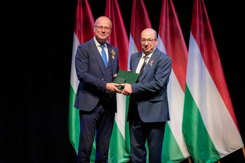 Március 15. alkalmából a díjat Navracsics Tibor közigazgatási és területfejlesztési miniszter adta át Michalkó Gábornak Fotó: KTM Protokoll