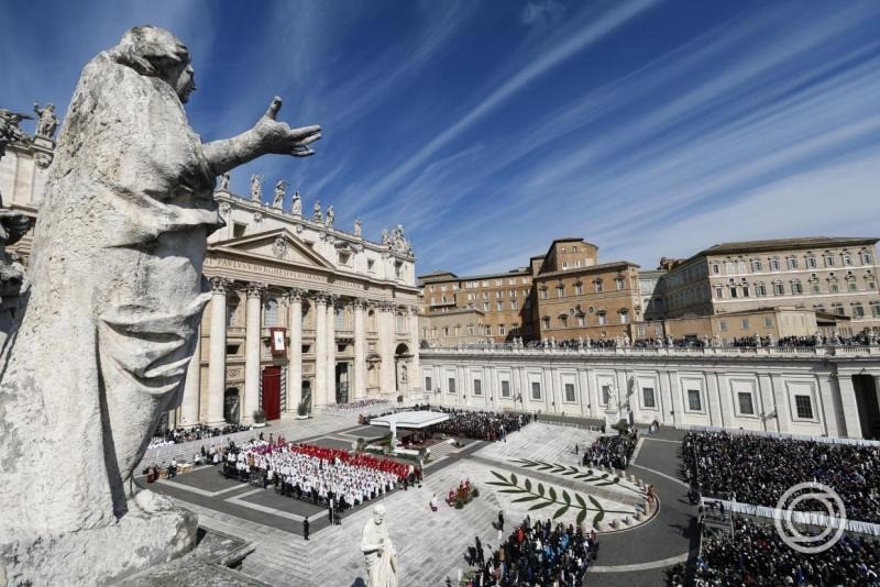 A klérus tagjai és hívek XIV. Leó pápa virágvasárnapi szentmiséjén a vatikáni Szent Péter téren 2026. március 29-én. MTI/EPA/ANSA/Angelo Carconi