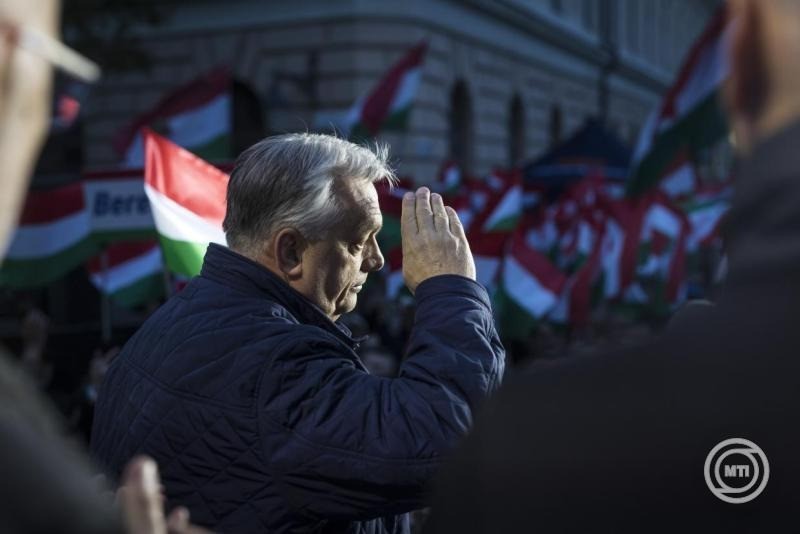 A Miniszterelnöki Kommunikációs Főosztály által közreadott képen Orbán Viktor miniszterelnök, a Fidesz elnöke beszédet mond országjárásának debreceni állomásán, a Dósa Nándor téren 2026. április 9-én. MTI/Miniszterelnöki Kommunikációs Főosztály/Kaiser Ákos