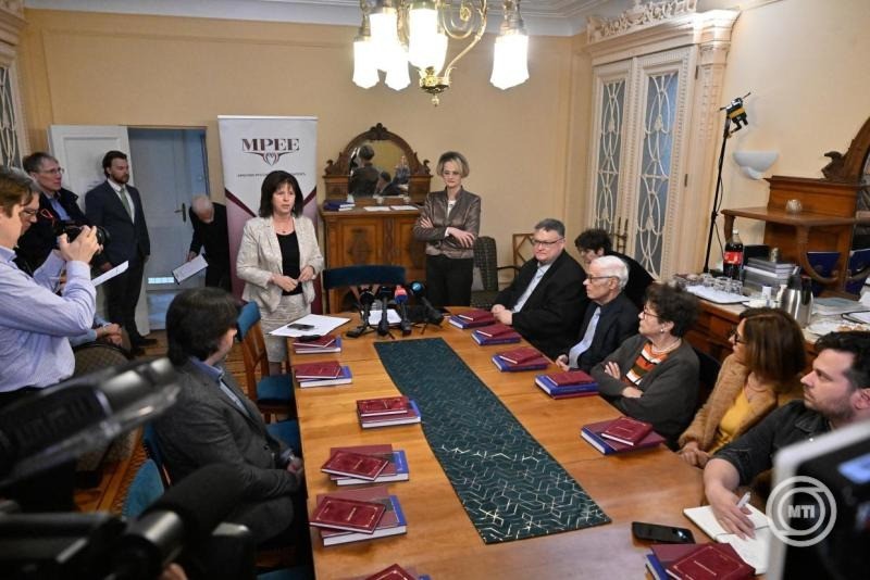 Horváth Ágnes, az MPEE főtitkára (szemben, b) és Győri Enikő, az MPEE elnöke, a Fidesz európai uniós parlamenti képviselője (j) a Magyar Polgári Együttműködés Egyesület (MPEE) a nemzeti minimum megteremtéséért vitára bocsátott tizenkét pontos kiáltványának sajtóbejelentésén az MPEE budapesti székhelyén 2026. április 24-én. MTI/Máthé Zoltán