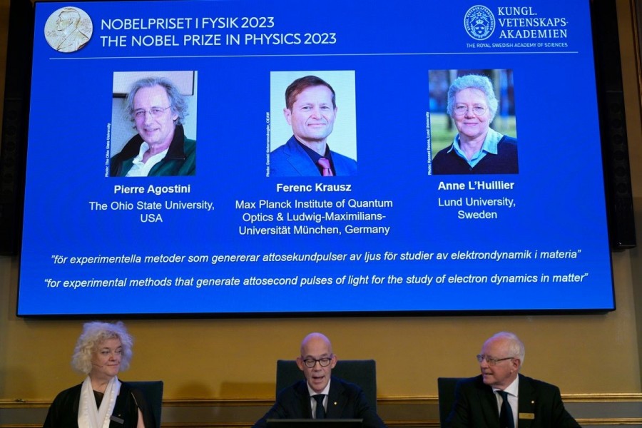 Hans Ellegren, a Svéd Királyi Tudományos Akadémia főtitkára (k), valamint Eva Olsson (b) és Mats Larsson, a fizikai Nobel-díj odaítéléséről döntő bizottság tagjai bejelentik a fizikai Nobel-díj idei kitüntetettjeit a stockholmi Svéd Királyi Tudományos Akadémián 2023. október 3-án Fotó: Anders Wiklund / Forrás: MTI/AP/TT Hírügynökség