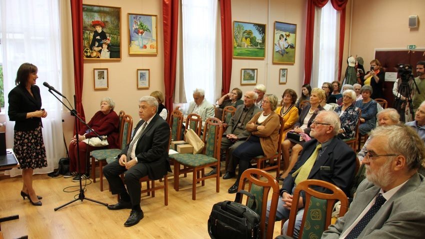 Szeidlné Lakos Éva intézményvezető (balra) tájékoztatta az "öreg diákokat" az elmúlt egy év főbb történéseiről Fotó: Szijártó János