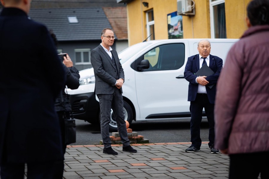 Lesenceistvándon a polgármester vette át az új gépjárművet