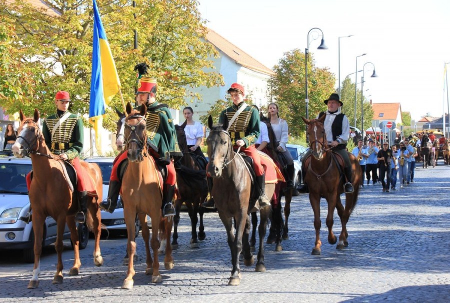 Lovasok a sümegi felvonulás élén Fotó: Szijártó János/Napló