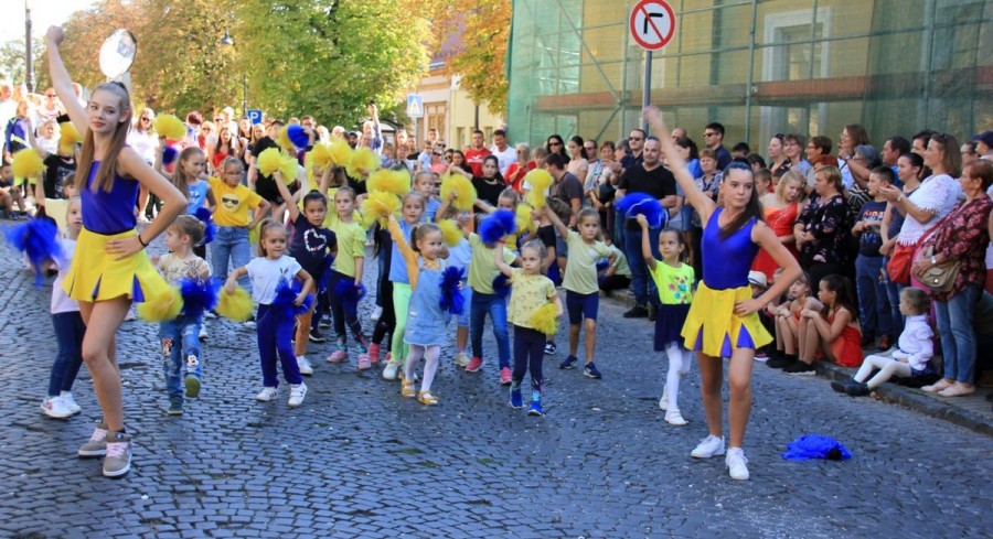 A felvonulók zenés-táncos bemutatkozását a Ramassetter Vince-szobor előtt láthatták az érdeklődők szombaton Fotó: Szijártó János/Napló