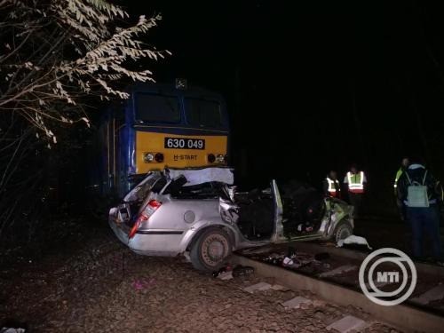 Összeroncsolódott személyautó, miután összeütközött egy intercity vonattal Szentmártonkátán, a Vasútsoron lévő vasúti átjárónál 2025. november 5-én. Az előző nap este történt balesetben a járműben utazó hat ember közül öten életüket vesztették. MTI/Mihádák Zoltán