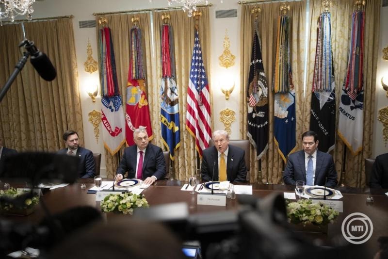  A Miniszterelnöki Kommunikációs Főosztály által közreadott képen Donald Trump amerikai elnök (b3) és Orbán Viktor miniszterelnök (b2) sajtótájékoztatója a washingtoni Fehér Házban 2025. november 7-én. Balról J. D. Vance amerikai alelnök, jobbról Marco Rubio amerikai külügyminiszter. MTI/Miniszterelnöki Kommunikációs Főosztály/Fischer Zoltán