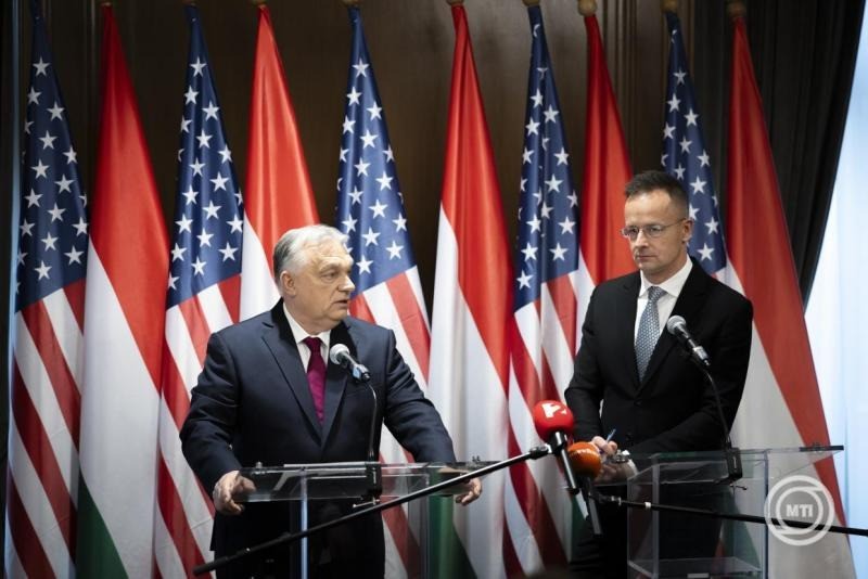 A Miniszterelnöki Kommunikációs Főosztály által közreadott képen Orbán Viktor miniszterelnök (b) sajtótájékoztatót tart Donald Trump amerikai elnökkel folytatott találkozója után a washingtoni magyar nagykövetségen 2025. november 7-én. Mellette Szijjártó Péter külgazdasági és külügyminiszter. MTI/Miniszterelnöki Kommunikációs Főosztály/Fischer Zoltán