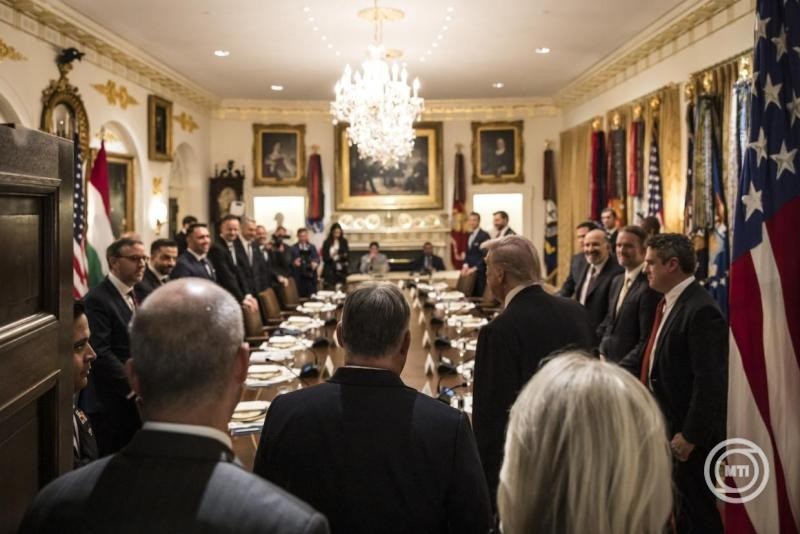 A Miniszterelnöki Kommunikációs Főosztály által közreadott képen Donald Trump amerikai elnök (középen jobbról, háttal) fogadja Orbán Viktor miniszterelnököt (középen háttal) a washingtoni Fehér Házban 2025. november 7-én. MTI/Miniszterelnöki Kommunikációs Főosztály/Kaiser Ákos