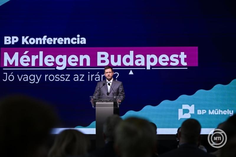 Gulyás Gergely, a Miniszterelnökséget vezető miniszter beszédet mond a Mérlegen Budapest - Jó vagy rossz az irány? című, a főváros helyzetével foglalkozó konferencián a Királyi Lovardában 2025. december 1-jén. MTI/Hegedüs Róbert