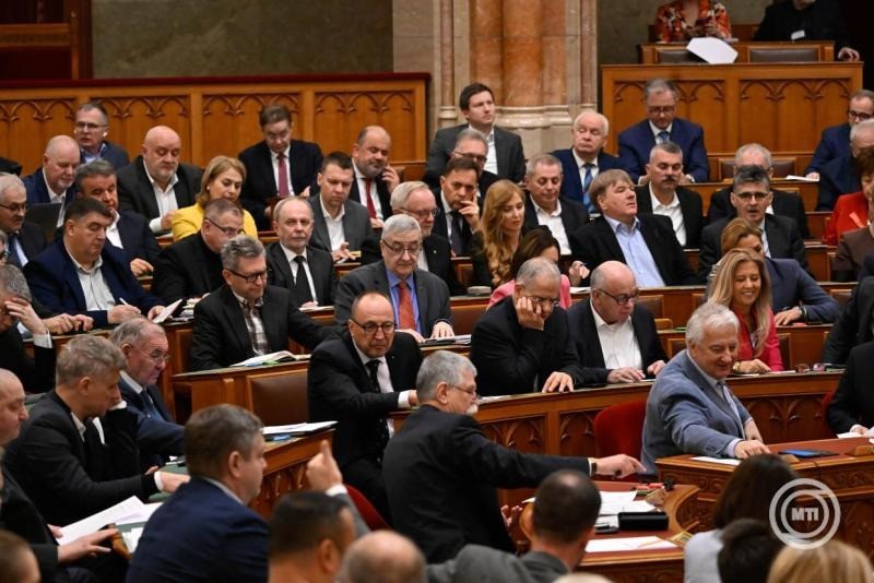 Elfogadta az Országgyűlés szerdán a 14. havi nyugdíj bevezetéséről szóló jogszabályt; a juttatást fokozatosan vezetik be, a nyugdíjasok 2026 februárjában a teljes összeg egynegyedét kapják meg. Szavaznak a képviselők az Országgyűlés plenáris ülésén 2025. december 10-én. MTI/Bruzák Noémi