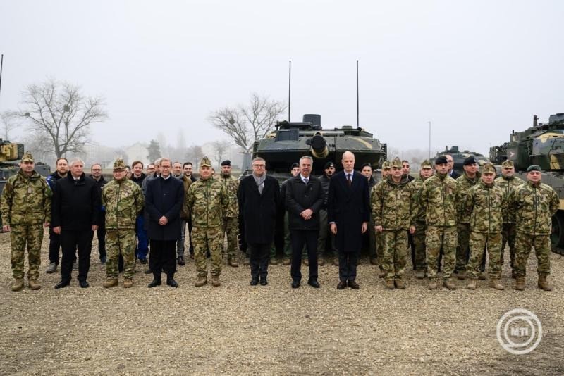 Csoportkép a Honvédelmi és Haderőfejlesztési Program keretében beszerzett Leopard 2A7HU harckocsiflottájának teljessé válása alkalmából rendezett eseményen Tatán 2025. december 12-én. A képen első sorban Szalay-Bobrovniczky Kristóf honvédelmi miniszter (j5), mellette Ralf Ketzel, a KMW-NEXTER Defense Systems vezérigazgatója (j6) és Böröndi Gábor vezérezredes, a Honvéd Vezérkar főnöke (j4). A 44. Leopárd harckocsi megérkezésével teljessé vált a magyar harckocsi flotta. MTI/Vasvári Tamás