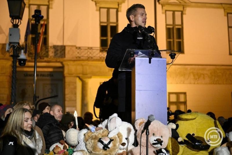 Magyar Péter, a Tisza Párt elnöke beszédet mond a Tisza Párt által szervezett gyermekvédelmi tüntetésen a Sándor-palota előtt 2025. december 13-án. MTI/Hegedüs Róbert