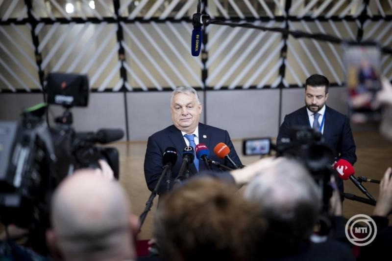 A Miniszterelnöki Kommunikációs Főosztály által közreadott képen Orbán Viktor miniszterelnök (j) nyilatkozik a sajtó képviselőinek, amint megérkezik az Európai Unió és a nyugat-balkáni országok csúcstalálkozójára Brüsszelben 2025. december 17-én, az EU csúcstalálkozójának előestéjén. MTI/Miniszterelnöki Kommunikációs Főosztály/Fischer Zoltán