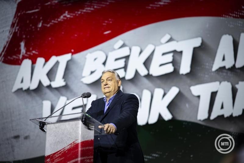 A Miniszterelnöki Kommunikációs Főosztály által közreadott képen Orbán Viktor miniszterelnök beszédet mond a Digitális Polgári Körök által szervezett háborúellenes gyűlésen Szegeden 2025. december 20-án. MTI/Miniszterelnöki Kommunikációs Főosztály/Fischer Zoltán