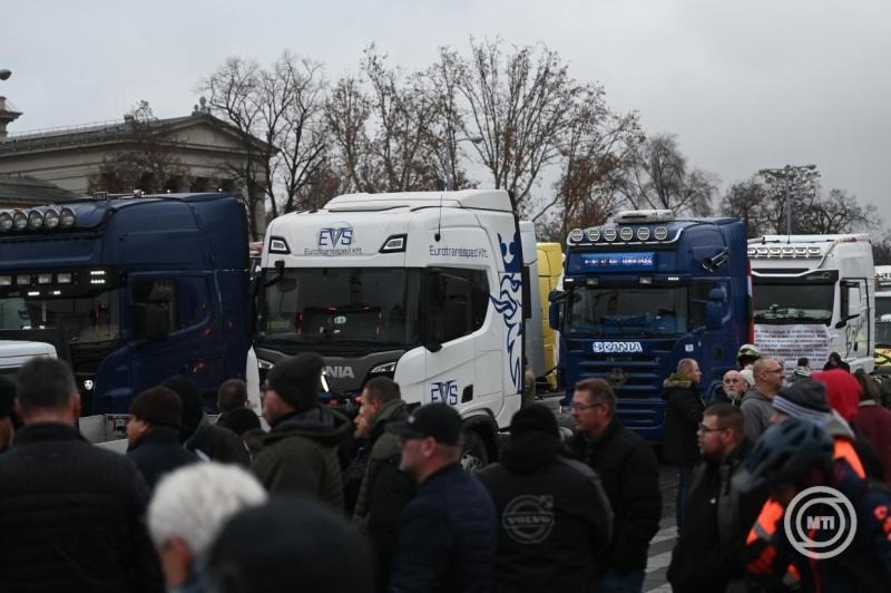 A fuvardíjak emelése ellen tüntető kamionosok a fővárosi Hősök terén 2025. december 22-én. Az Építési és Közlekedési Minisztérium december 19-én hét fuvarozói szervezet képviselőivel írt alá megállapodást; minden fuvarozói szervezettel megegyezett, egy szervezet kivételével. A minisztérium tájékoztatása szerint a megállapodás aláírásával a fuvardíjak méltányos emelése valósul meg 2026-ban. MTI/Balogh Zoltán