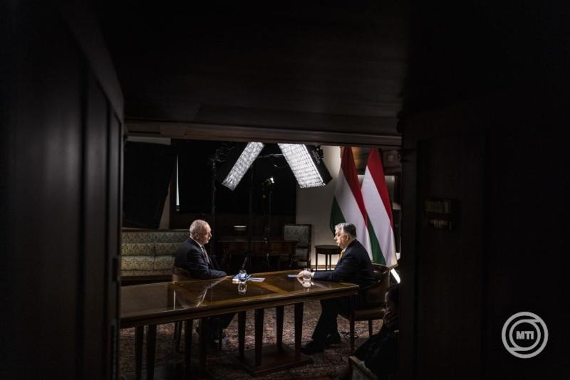 A Miniszterelnöki Kommunikációs Főosztály által közreadott képen Orbán Viktor miniszterelnök (j) évzáró interjút ad az M1 aktuális csatornának a Karmelita kolostorban 2025. december 31-én. Balról Gulyás István műsorvezető. MTI/Miniszterelnöki Kommunikációs Főosztály/Kaiser Ákos