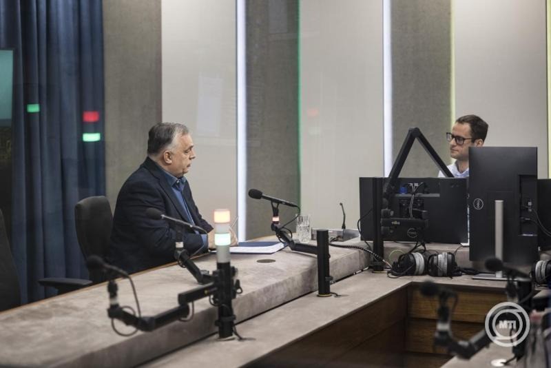 A Miniszterelnöki Kommunikációs Főosztály által közreadott képen Orbán Viktor miniszterelnök (b) interjút ad Törőcsik Zsolt műsorvezetőnek a Kossuth rádió Jó reggelt, Magyarország! című műsorában a közmédia óbudai stúdiójában 2026. január 16-án. MTI/Miniszterelnöki Kommunikációs Főosztály/Kaiser Ákos